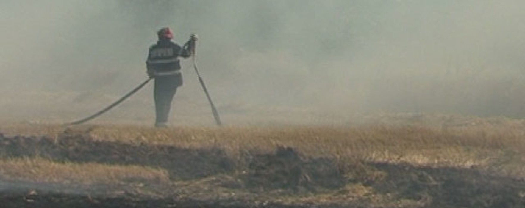 Incediu de vegetaţie uscată în zona A1, vizibilitate redusă pe autostradă în zona Petreşti