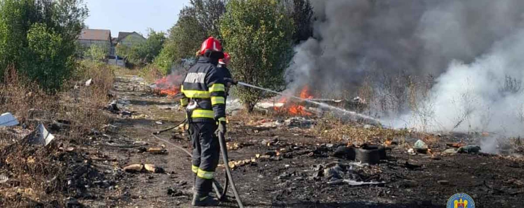 Dâmboviţa: Incendiu de vegetaţie uscată şi deşeuri la Bălteni