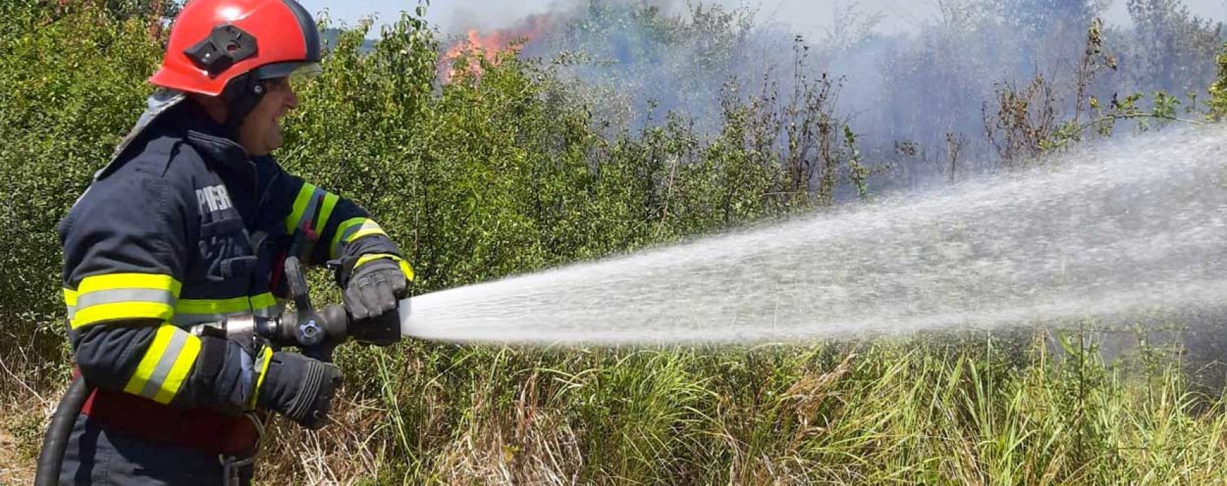 Dâmboviţa: Incendiu de vegetaţie uscată pe 15 hectare în Doiceşti