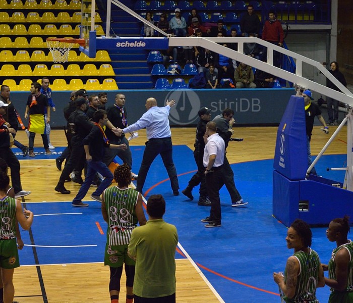 Incident la meciul de baschet de la Târgovişte; alergat pe teren de un suporter Sepsi Sf. Gheorghe (video)