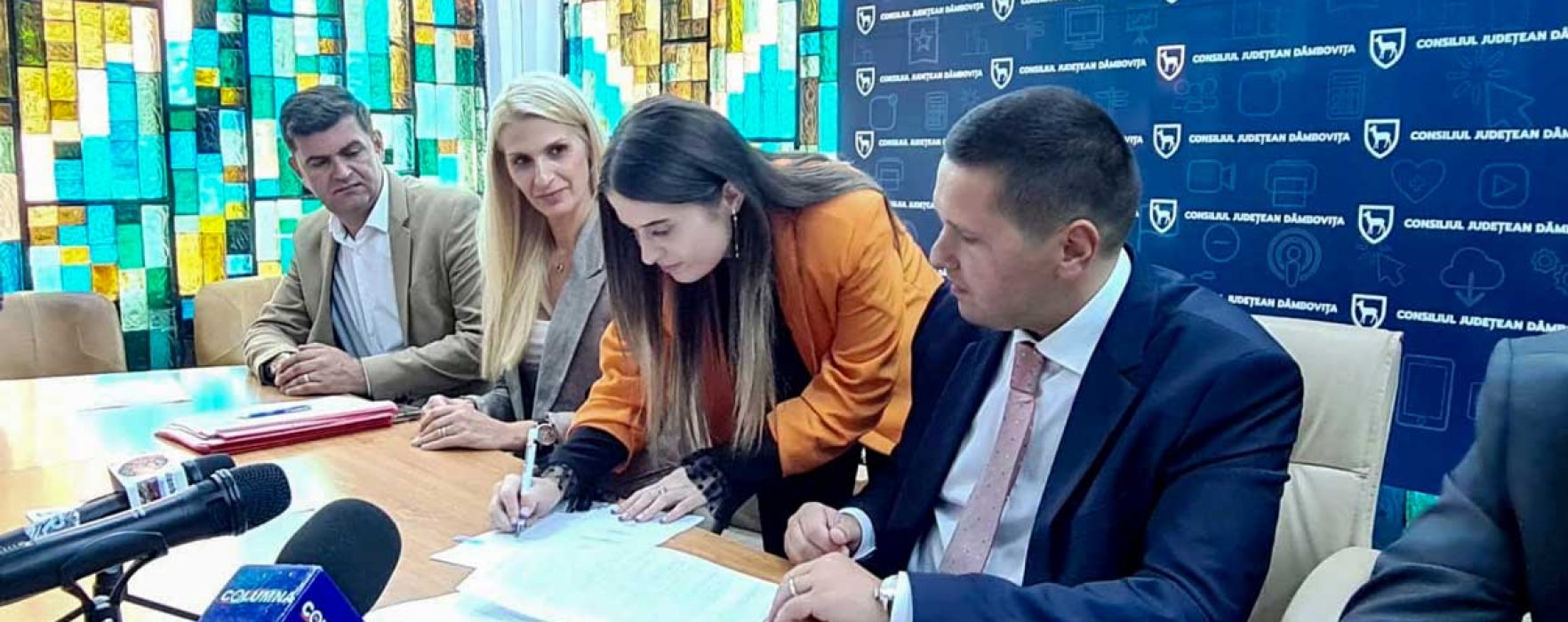 Dâmboviţa: Internship la consiliul judeţean, şase tineri acceptaţi în program