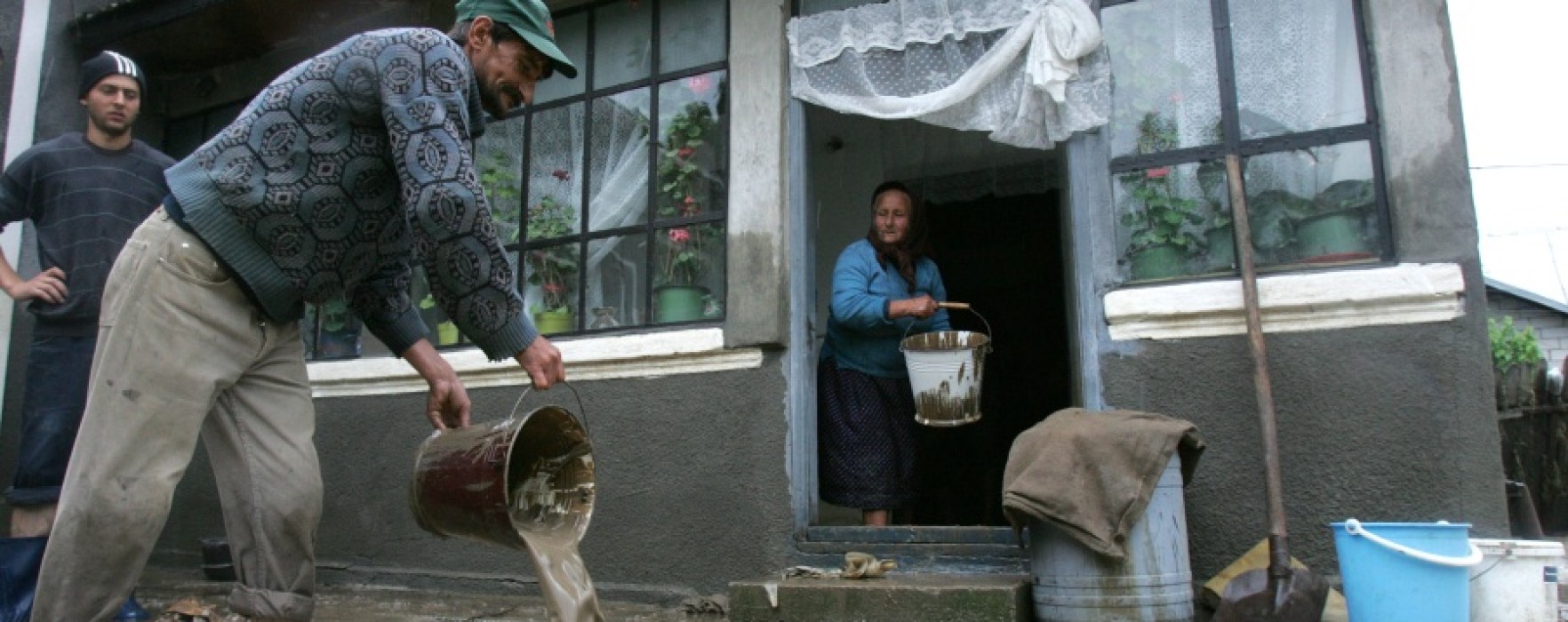 Pârâurile Holboca şi Jirnov au ieşit din matcă şi au inundat 80 de gospodării la Răscăeţi