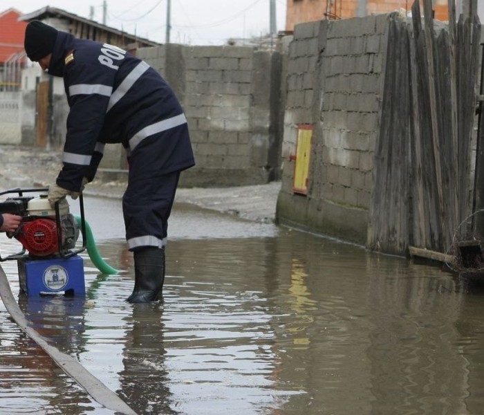 Mai multe case şi gospodării inundate în Dâmboviţa, 32 de localităţi fără curent