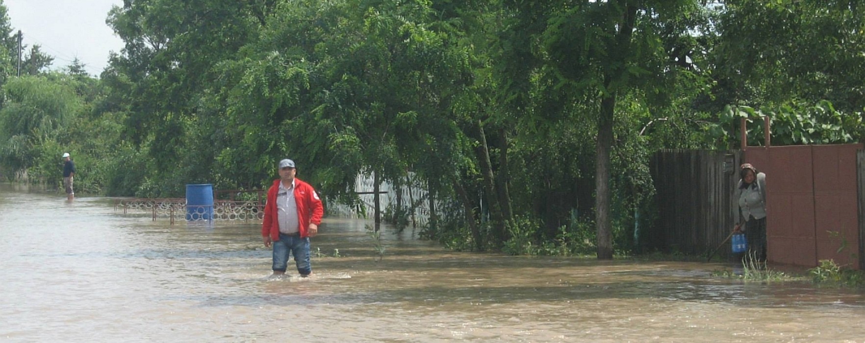 Trei persoane surprinse de viitură în Dâmboviţa, salvate de pompieri