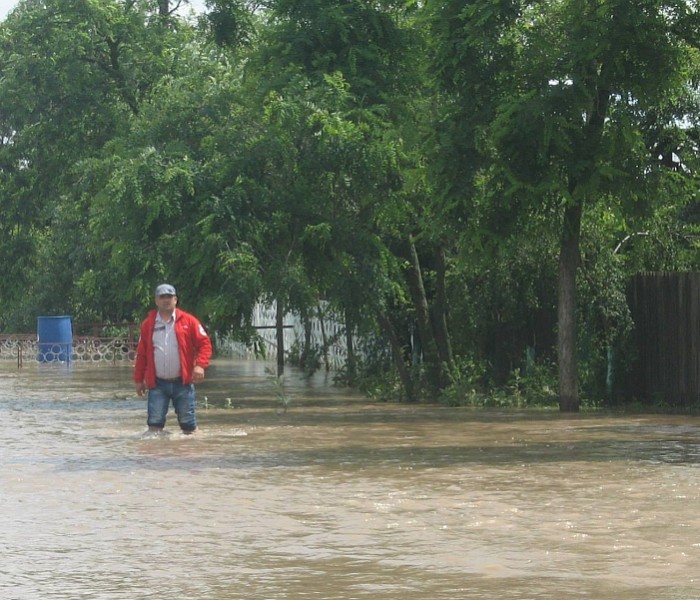 Trei persoane surprinse de viitură în Dâmboviţa, salvate de pompieri