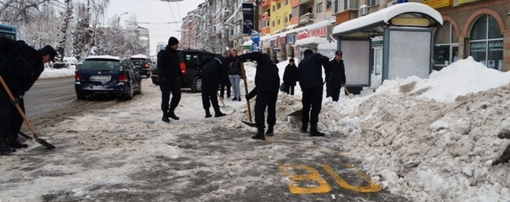 Jandarmii au ajutat la deszăpezire în Târgovişte