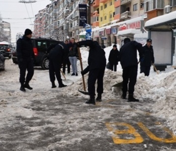 Jandarmii au ajutat la deszăpezire în Târgovişte