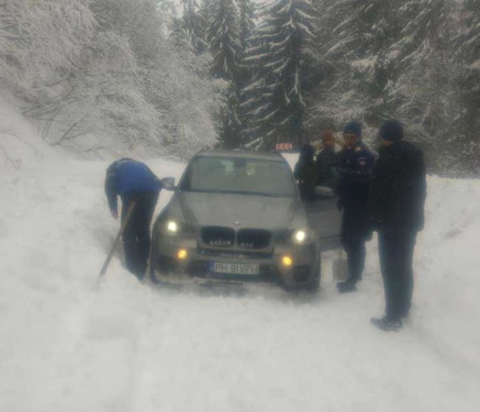 Dâmboviţa: Turişti rămaşi înzăpeziţi cu maşina în zona Padina-Peştera, ajutaţi de jandarmii montani