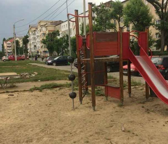 Târgovişte: Au debutat lucrările de reabilitare unui loc de joacă din micro 6