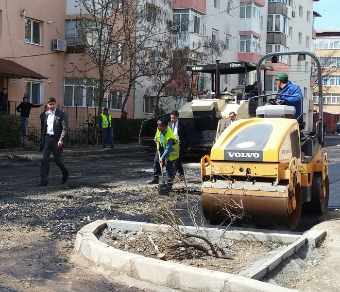 Gabriel Boriga (primar Târgovişte): Începând de azi se va asfalta câte o stradă pe zi în micro 12 (video)