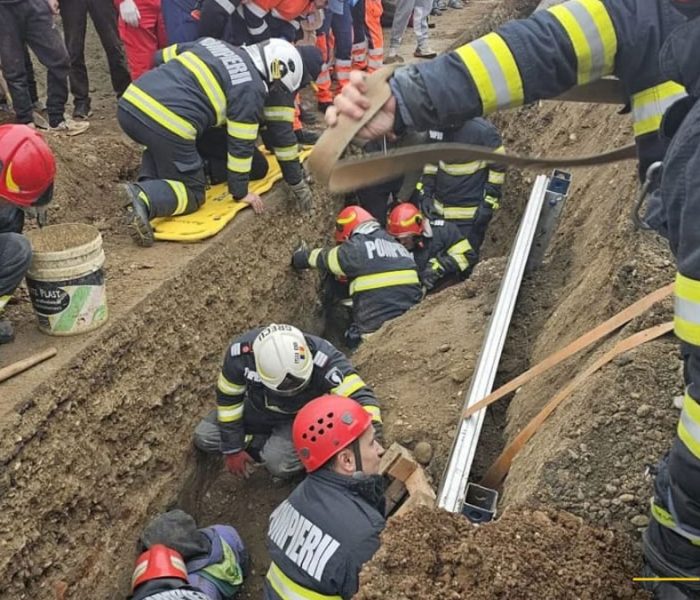 Dâmboviţa: Două persoane surprinse sub pământ într-un şanţ în Băleni