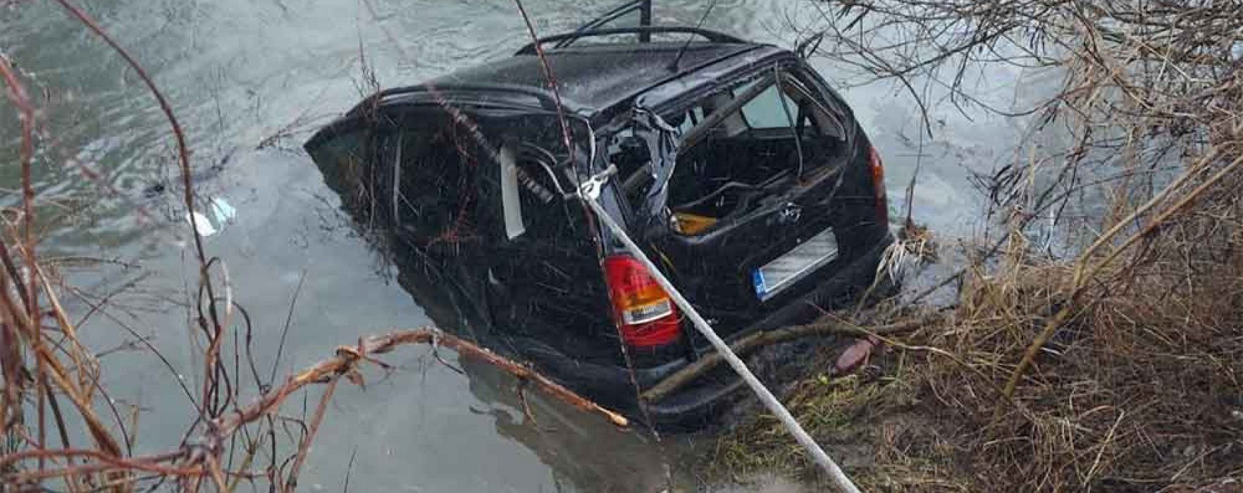 Dâmboviţa: Şofer băut a căzut cu maşina într-un râu, în autoturism era şi o pasageră