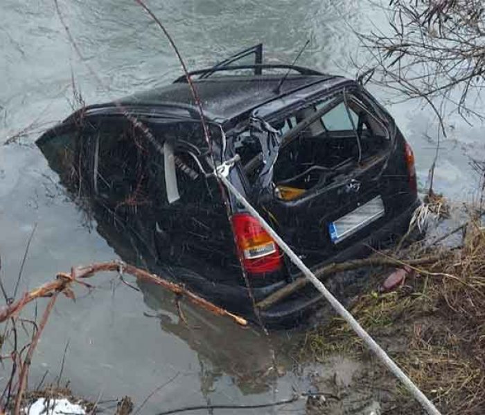 Dâmboviţa: Şofer băut a căzut cu maşina într-un râu, în autoturism era şi o pasageră