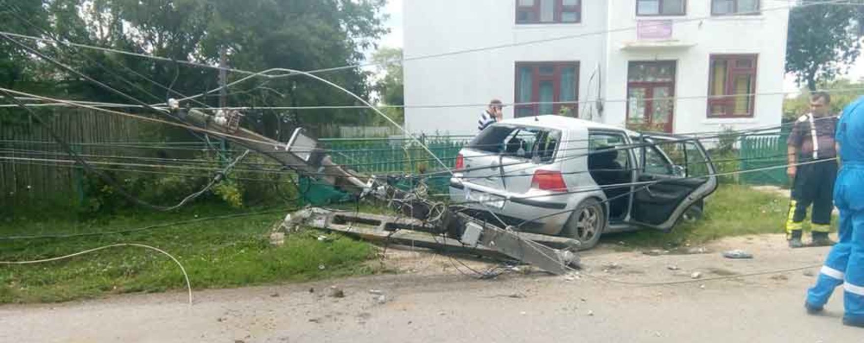 Dâmboviţa: Accident produs de o maşină condusă de un minor; un copil de 15 ani rănit