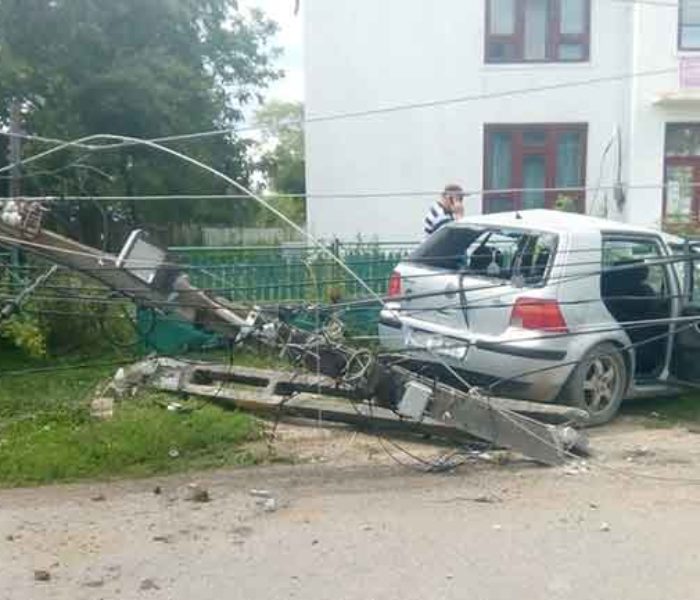 Dâmboviţa: Accident produs de o maşină condusă de un minor; un copil de 15 ani rănit