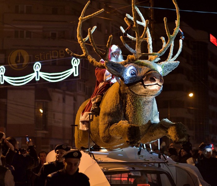 Moş Crăciun a venit la Târgovişte, pe un ren imens (foto|video)