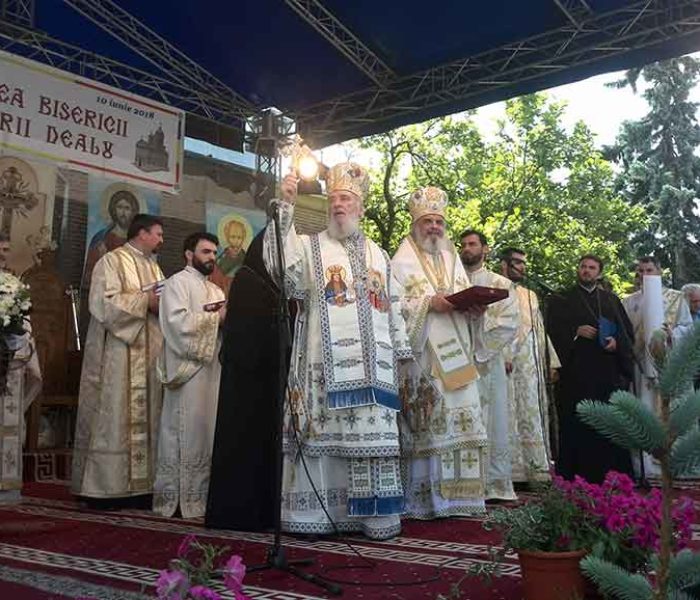 Slujba de resfinţire a Bisericii Mănăstirea Dealu, oficiată de Patriarhul Daniel; Viorica Dăncilă prezentă la eveniment