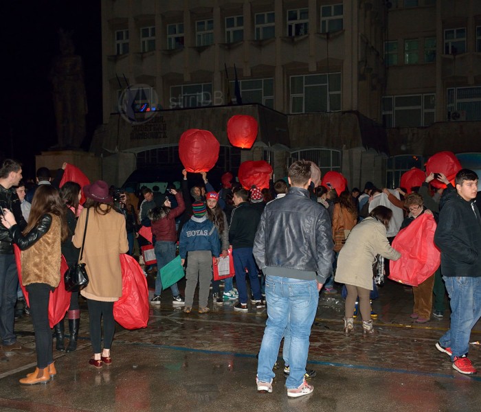 Peste 2.000 de târgovişteni au aprins lampioane, marcând ”Ora Pământului” (foto)