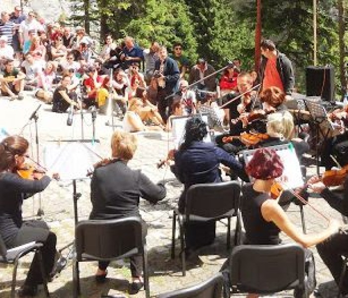 Concerte ale orchestrelor Muntenia şi Chindia, la Moreni şi Lunguleţu