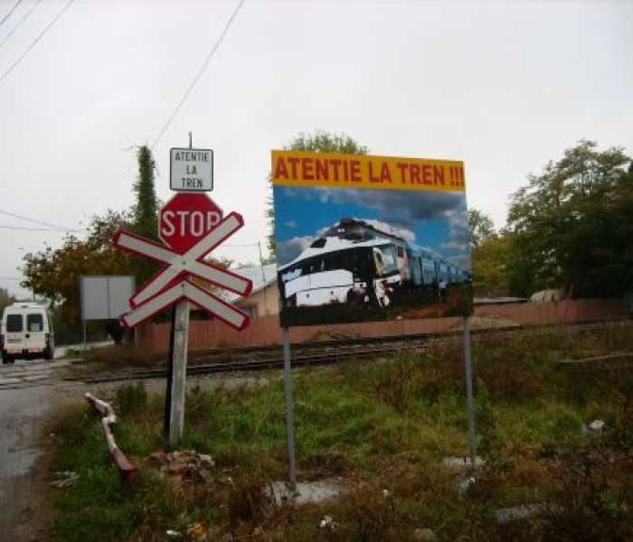 Panouri cu imagini şocante din accidente, montate la treceri de cale ferată din Dâmboviţa