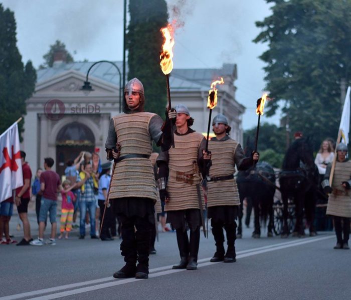 Paradă medievală pe străzile Târgoviştei (foto)