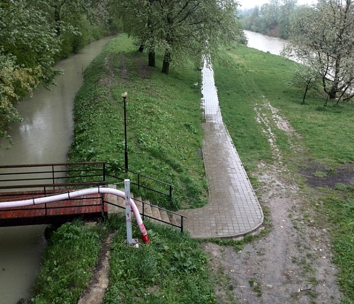 Accesul în parcul Mihai Bravu din Târgovişte, interzis din cauza surpării malurilor Ialomiţei