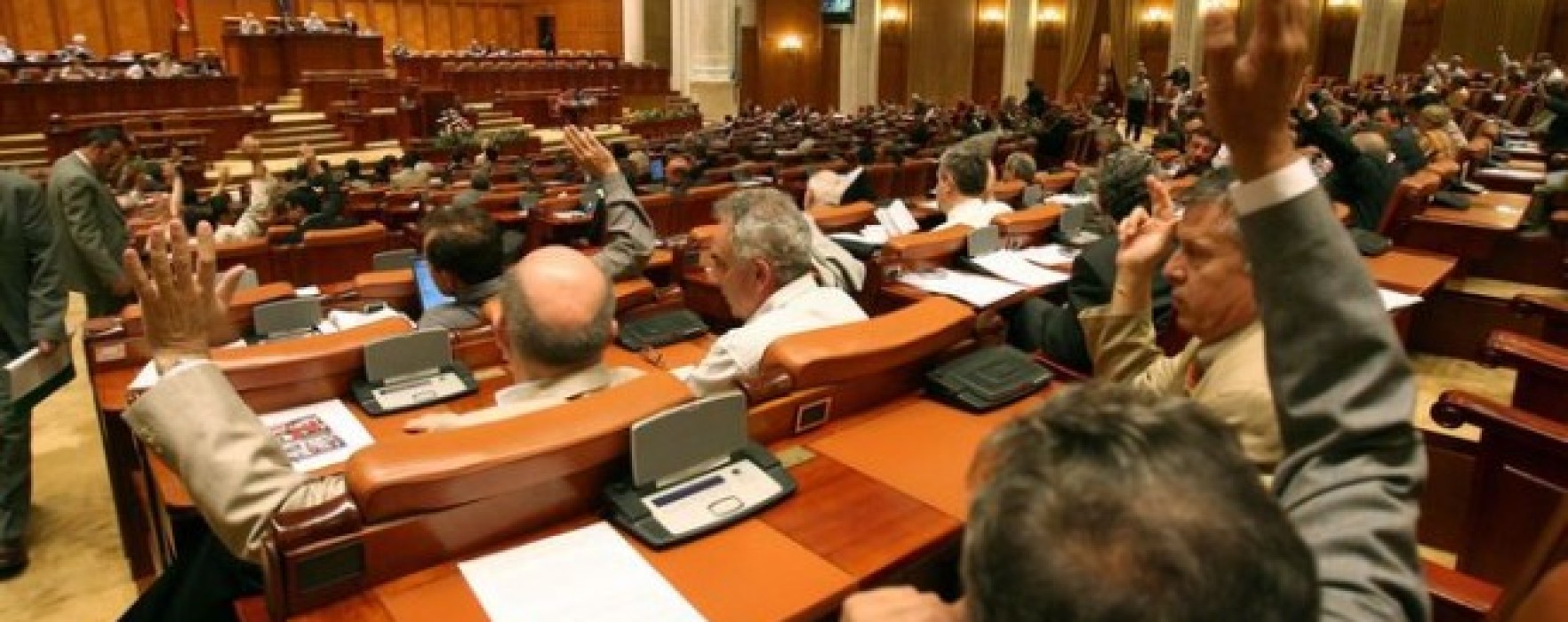 Aproape jumătate dintre parlamentarii de Dâmboviţa au plecat din partidul în care au fost aleşi