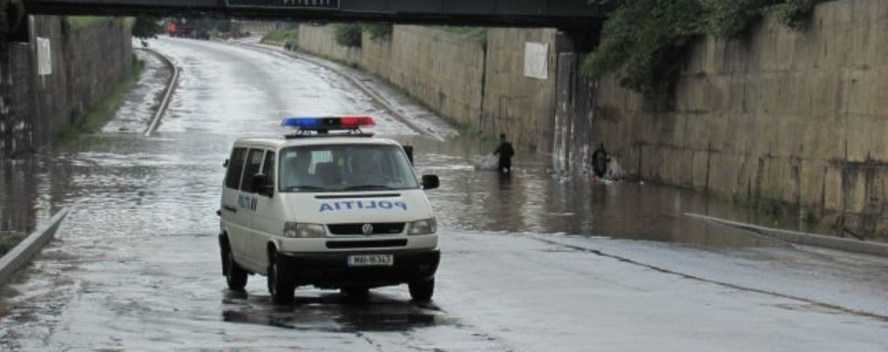 Dâmboviţa: Pasaj rutier de la ieşirea din Târgovişte, inundat în urma precipitaţiilor; circulaţia deviată