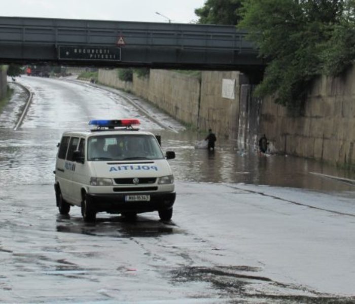 Dâmboviţa: Pasaj rutier de la ieşirea din Târgovişte, inundat în urma precipitaţiilor; circulaţia deviată