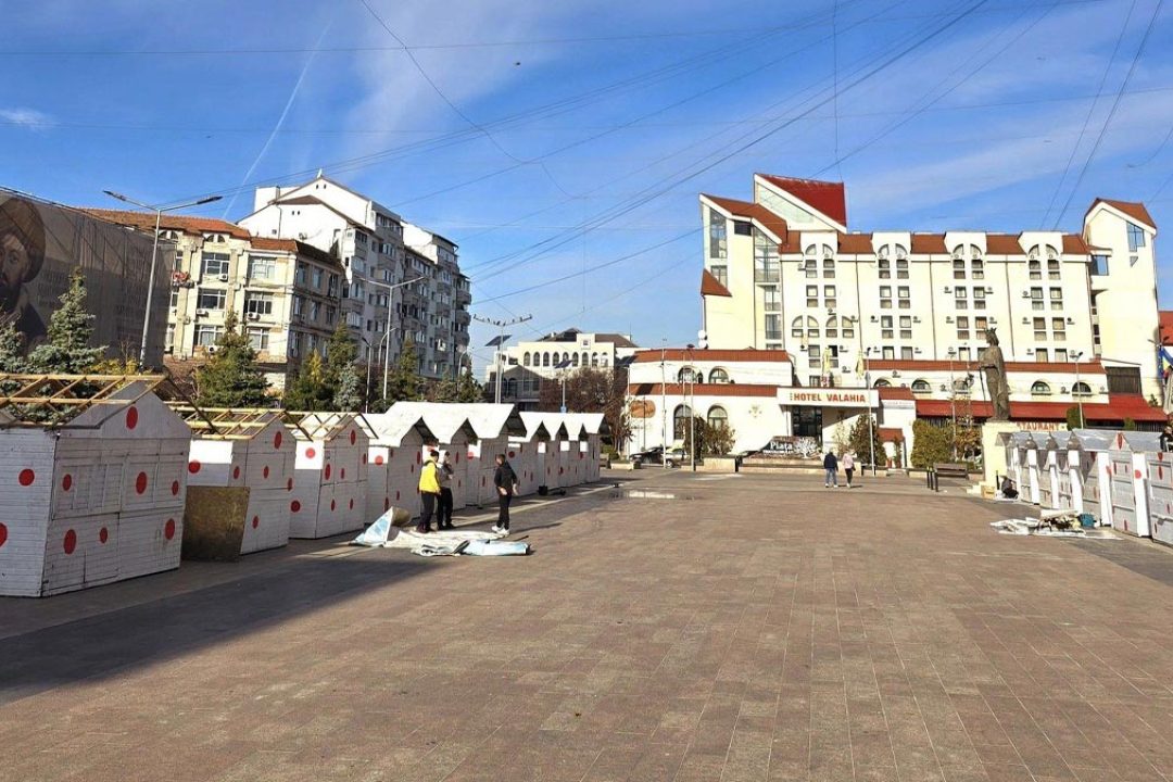 Târgovişte: Au început pregătirile pentru Târgul de Crăciun din centrul municipiului