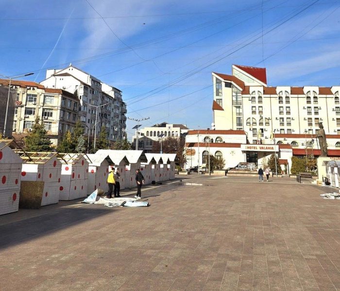 Târgovişte: Au început pregătirile pentru Târgul de Crăciun din centrul municipiului