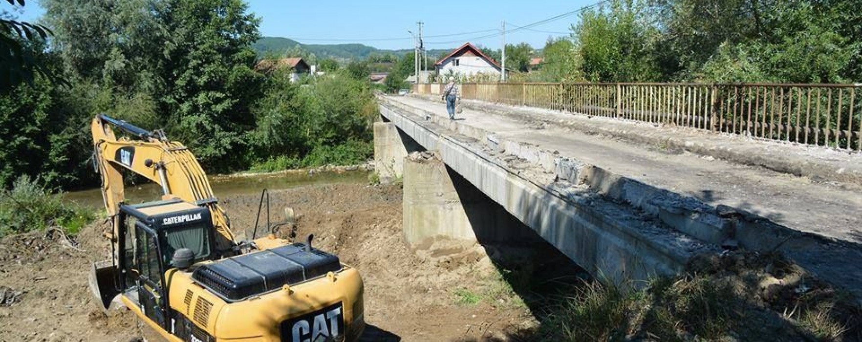 Pucioasa: Au început lucrările de demolare la podul (de pe strada Unirii) peste Bizdidel