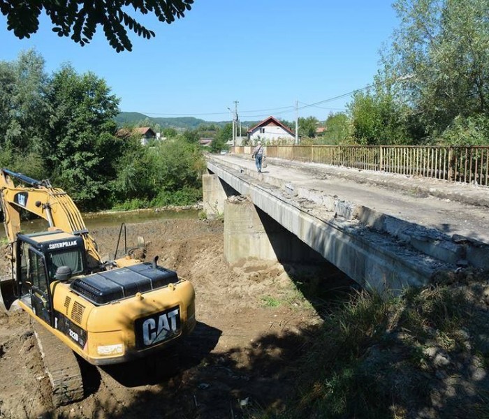 Pucioasa: Au început lucrările de demolare la podul (de pe strada Unirii) peste Bizdidel