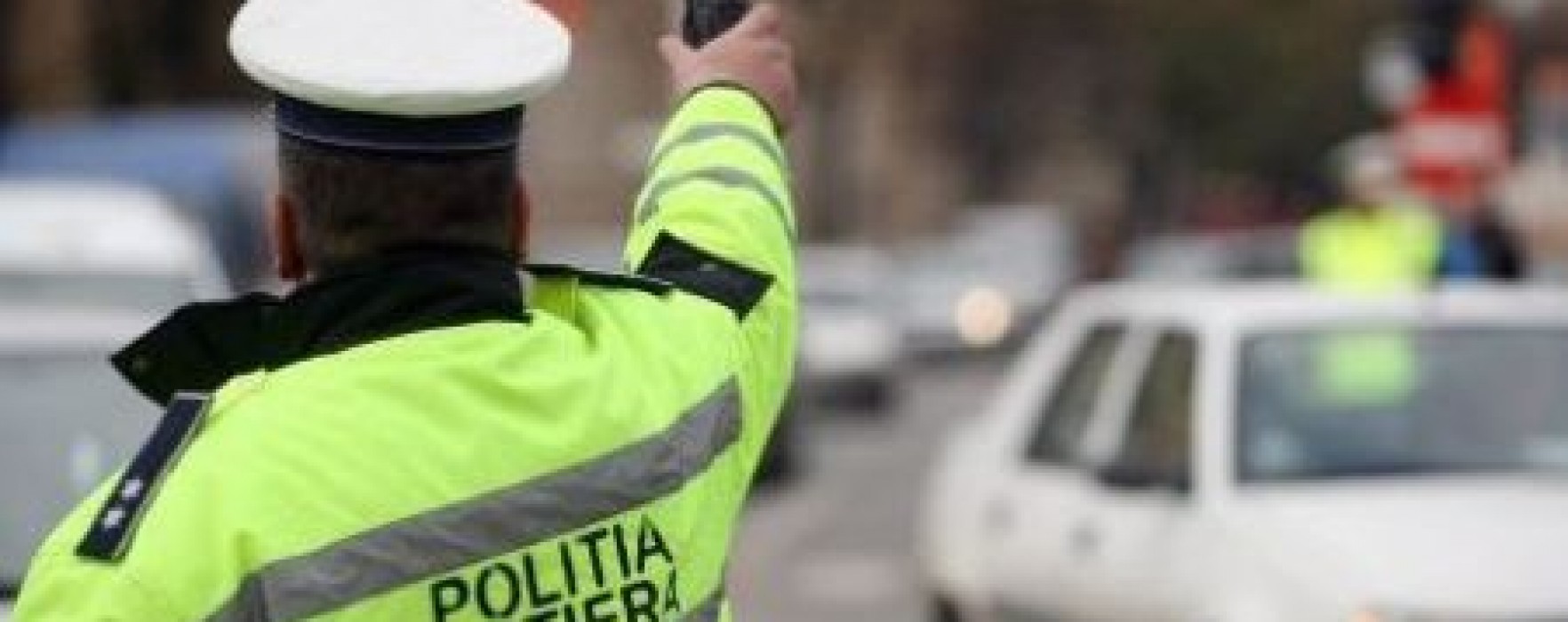 Târgovişte: Maşină condusă de un minor de 16 ani a intrat într-o clădire