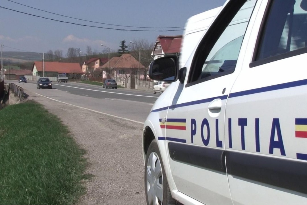 Dâmboviţa: Bărbat obligat să poarte dispozitiv electronic de supraveghere, după ce a intrat ilegal în curtea fostei soţii