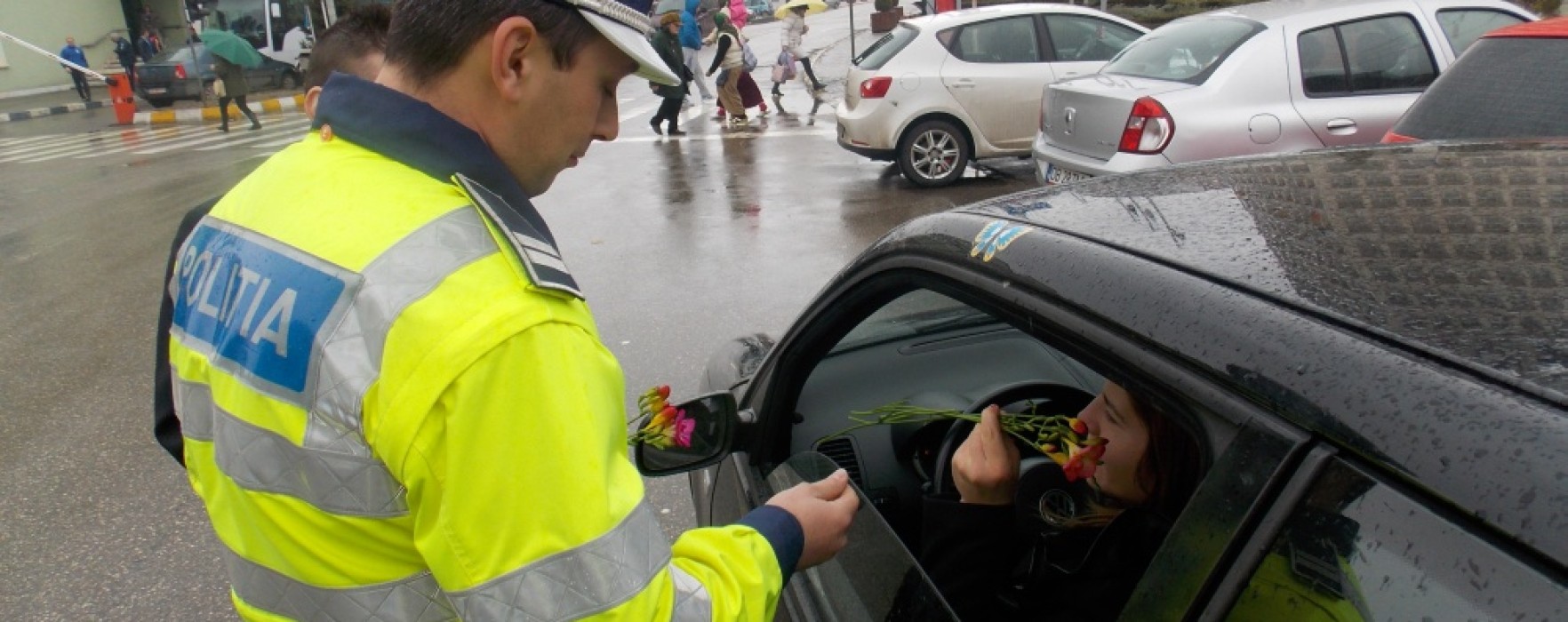 Poliţiştii dâmboviţeni au oferit flori participantelor la trafic, de 8 martie