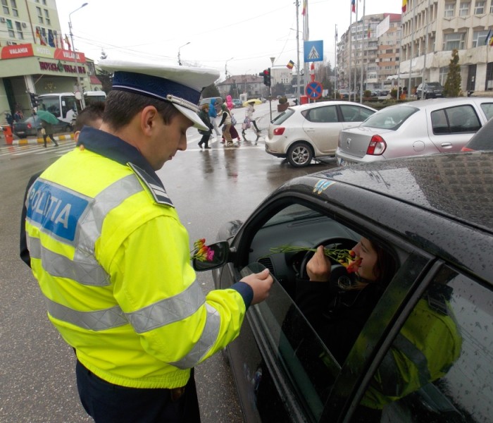 Poliţiştii dâmboviţeni au oferit flori participantelor la trafic, de 8 martie