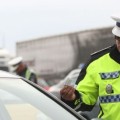 Dâmboviţa: Şofer de 67 de ani prins cu 139 km/h nu a oprit la semnalul poliţiştilor; a lovit o maşină şi a mers pe contrasens