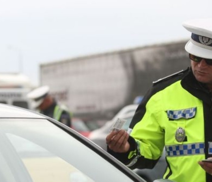 Dâmboviţa: Şofer de 67 de ani prins cu 139 km/h nu a oprit la semnalul poliţiştilor; a lovit o maşină şi a mers pe contrasens