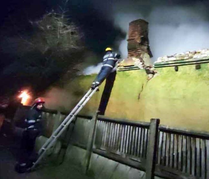 Dâmboviţa: Incendiu la o casă din Crângurile, un bătrân de 85 de ani a fost găsit mort