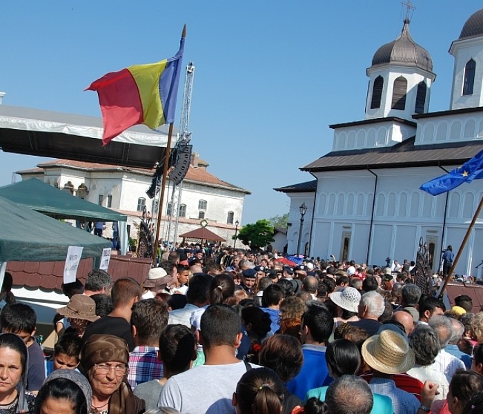 Aglomeraţie la Potlogi, la pelerinajul la moaştele lui Constantin Brâncoveanu (foto)