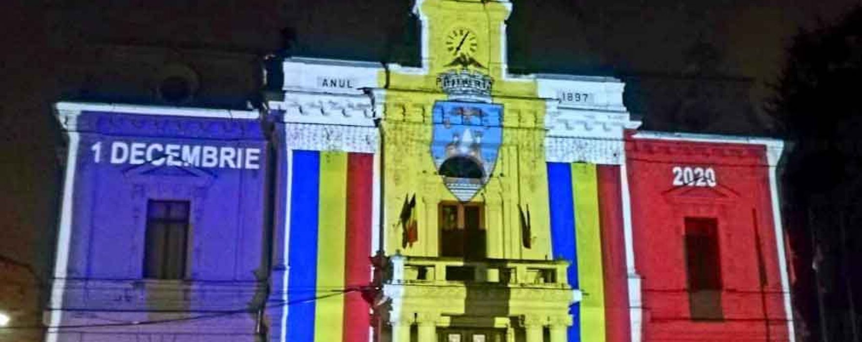 Primăria Târgovişte, luminată în culorile tricolorului de 1 Decembrie