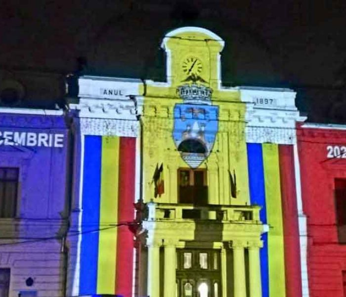 Primăria Târgovişte, luminată în culorile tricolorului de 1 Decembrie