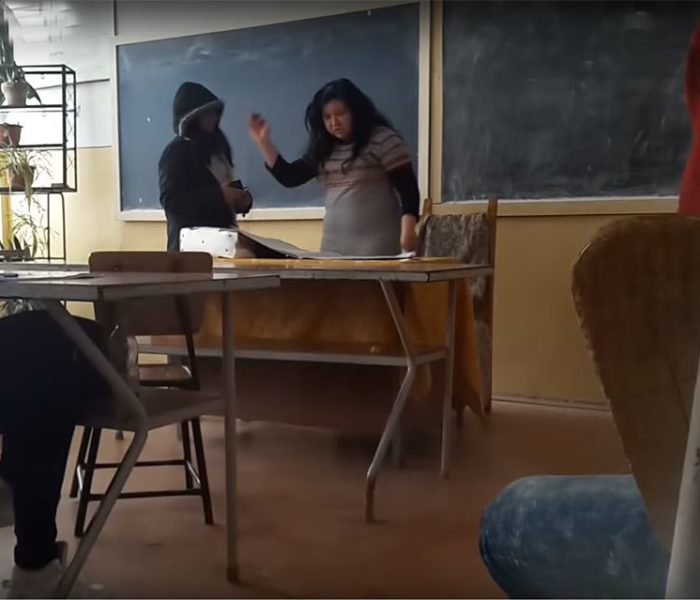 Profesoară din Moreni, filmată de elevi când îi agresează şi le vorbeşte urât (video)