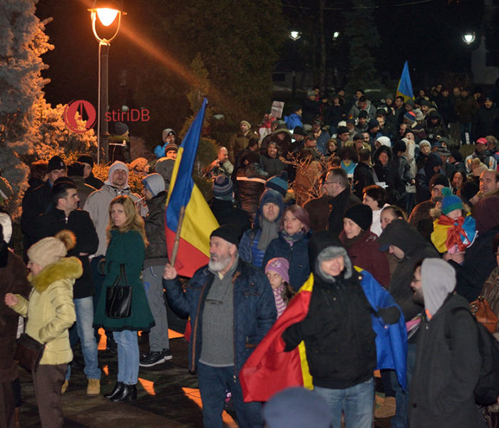 Peste 1.000 de persoane protestează în centrul Târgoviştei