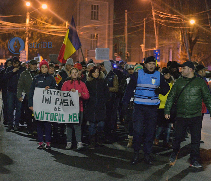 Aproximativ 500 de persoane au protestat, duminică, pe străzile Târgoviştei; jumătate faţă de ziua anterioară