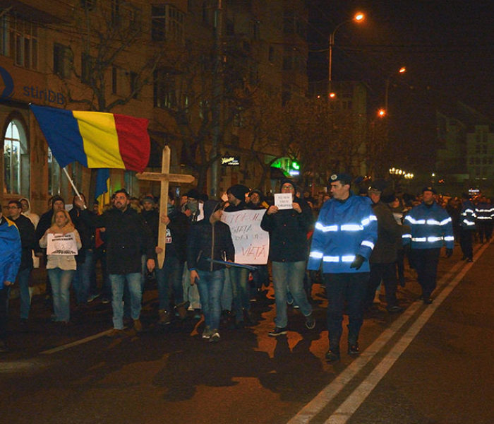 Peste 500 de persoane protestează, joi, pe străzile Târgoviştei