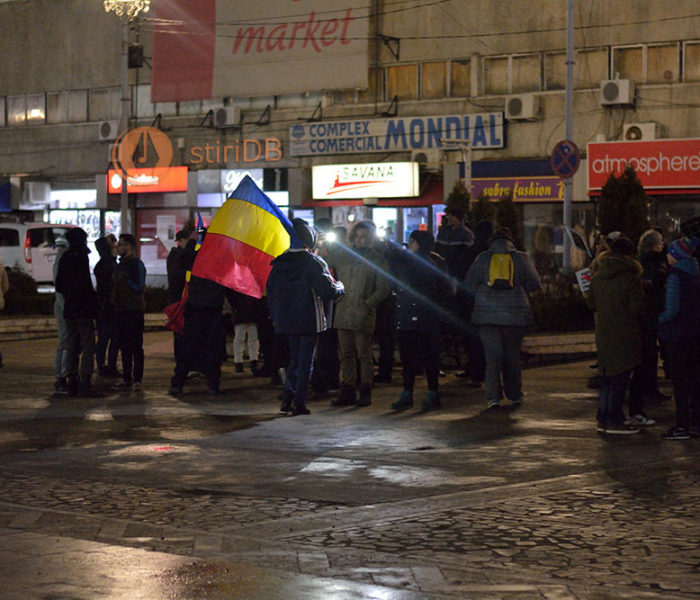 Aproximativ 100 de persoane au protestat, luni, la Târgovişte