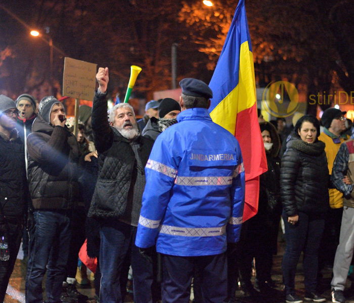 Câteva sute de persoane protestează, vineri, pe străzile Târgoviştei