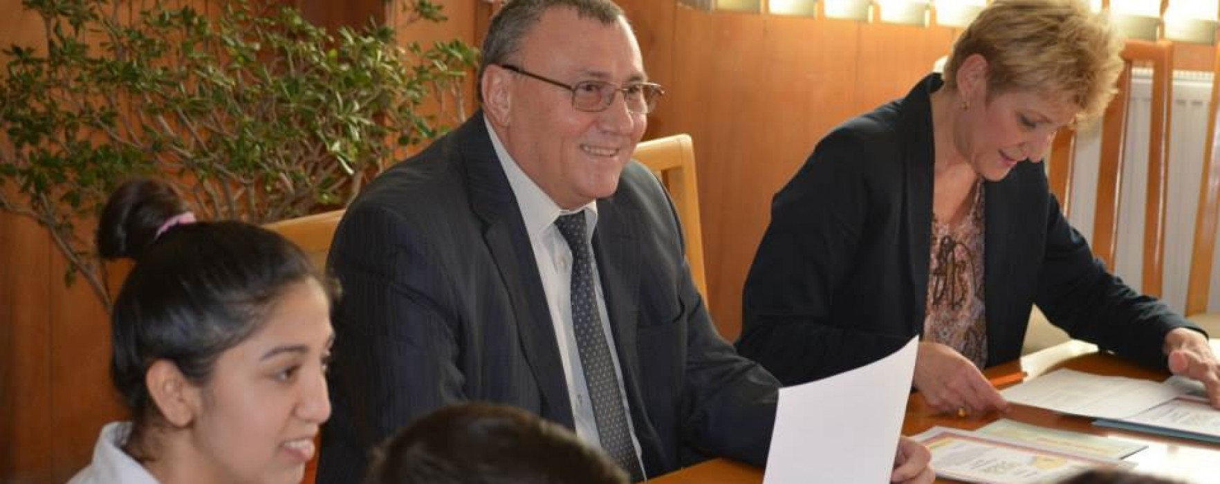 Profesorii şi elevii din Pucioasa, premiaţi de primărie, de Ziua Educaţiei